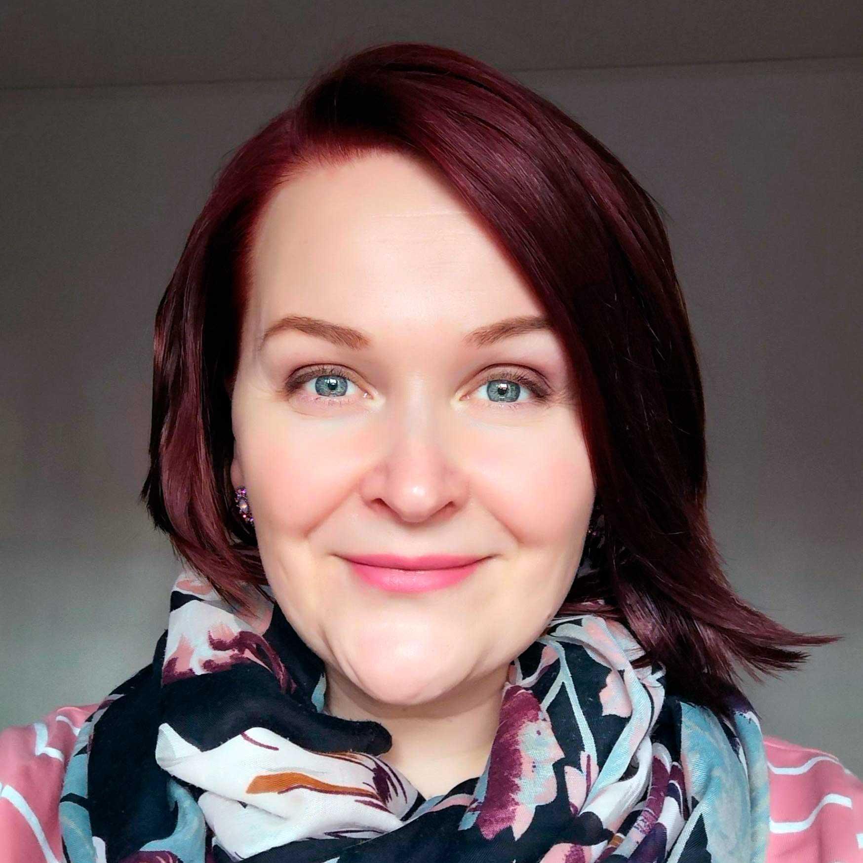 Uralla eteenpäin saman talon sisällä - Teija Suojanen.